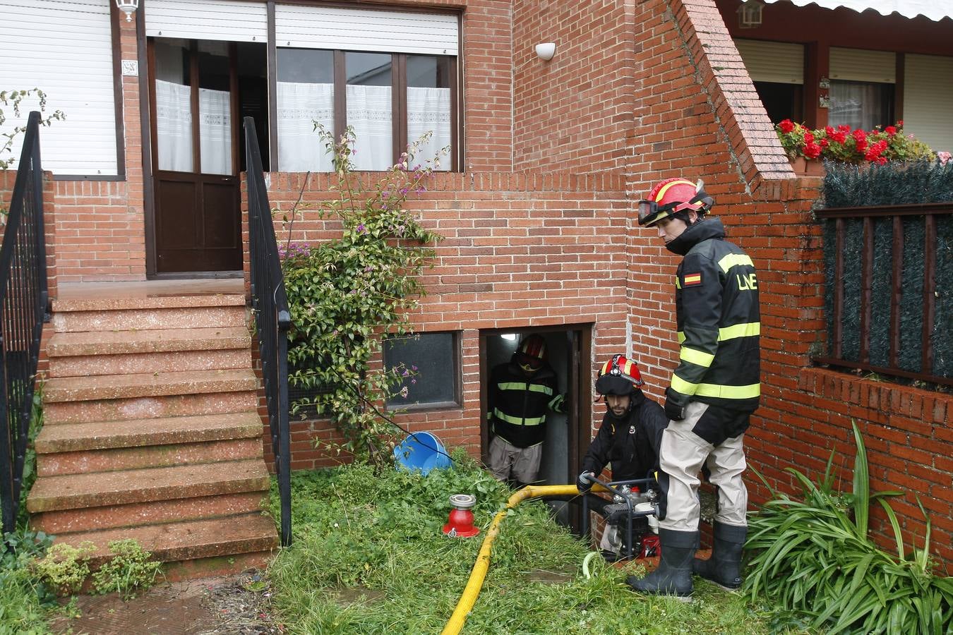 Militares achicando agua de sótanos en Cabezón.