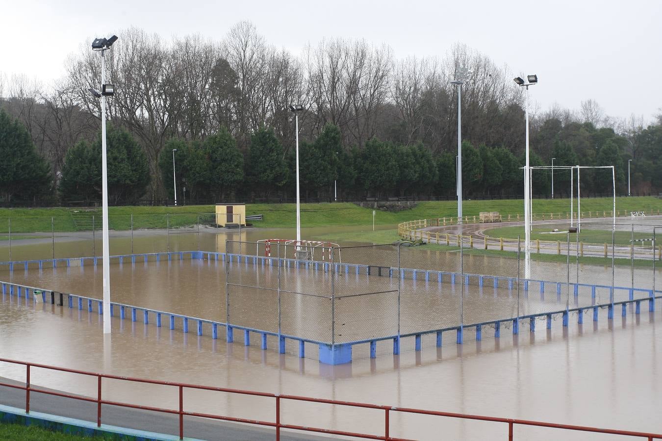 Así están las pistas deportivas de Sniace.