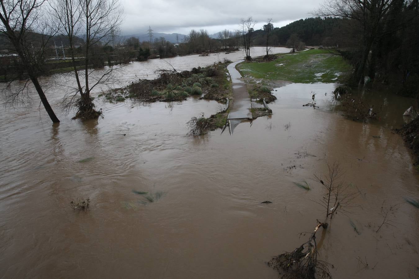 El parque de La Viesca, en Torrelavega, todavía sigue inundado.