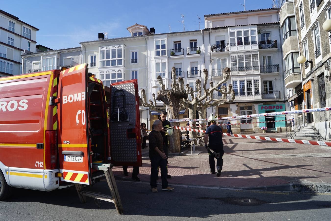 Fotos: Desalojado un edificio en Castro Urdiales