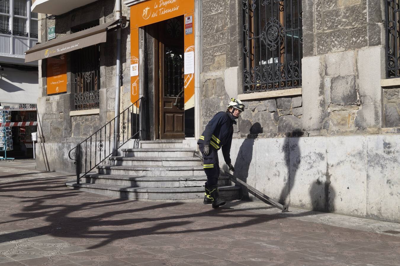 Fotos: Desalojado un edificio en Castro Urdiales