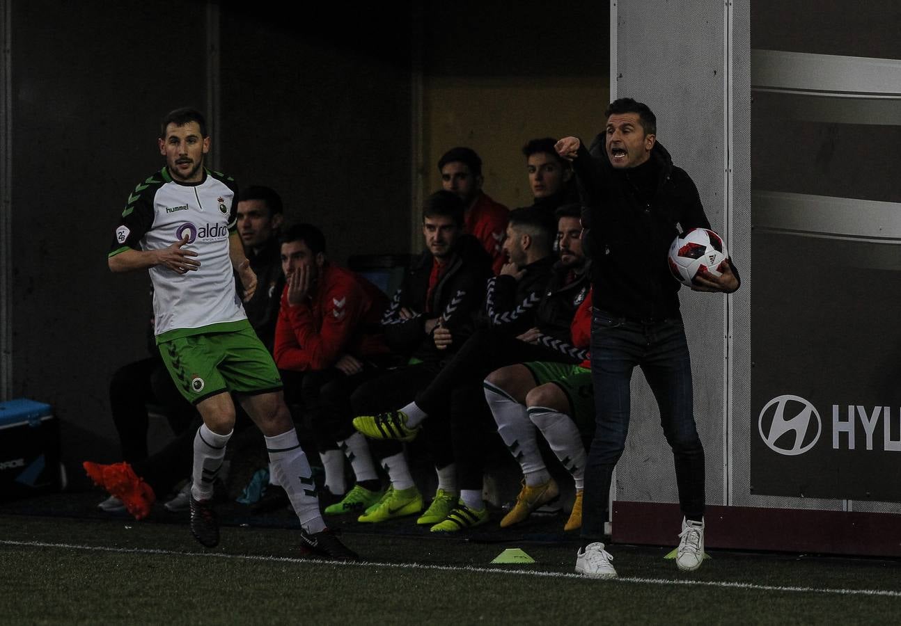 Los verdiblancos se han impuesto por la mínima (0-1) en su visita al Arenas de Getxo gracias a un penalti en el minuto 88.