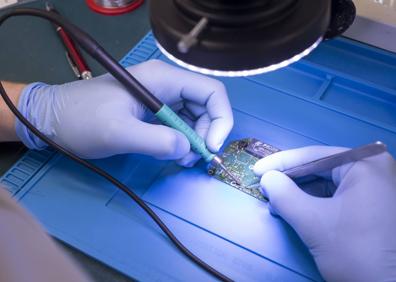 Imagen secundaria 1 - David Díez (arriba), con un amplificador similar al lunar.