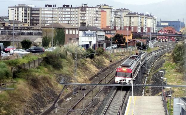 Un tren, a su paso por la estación de Muriedas-Bahía. 