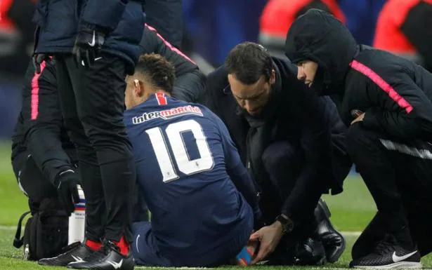 Neymar siendo atendido tras sufrir un golpe en el tobillo derecho 