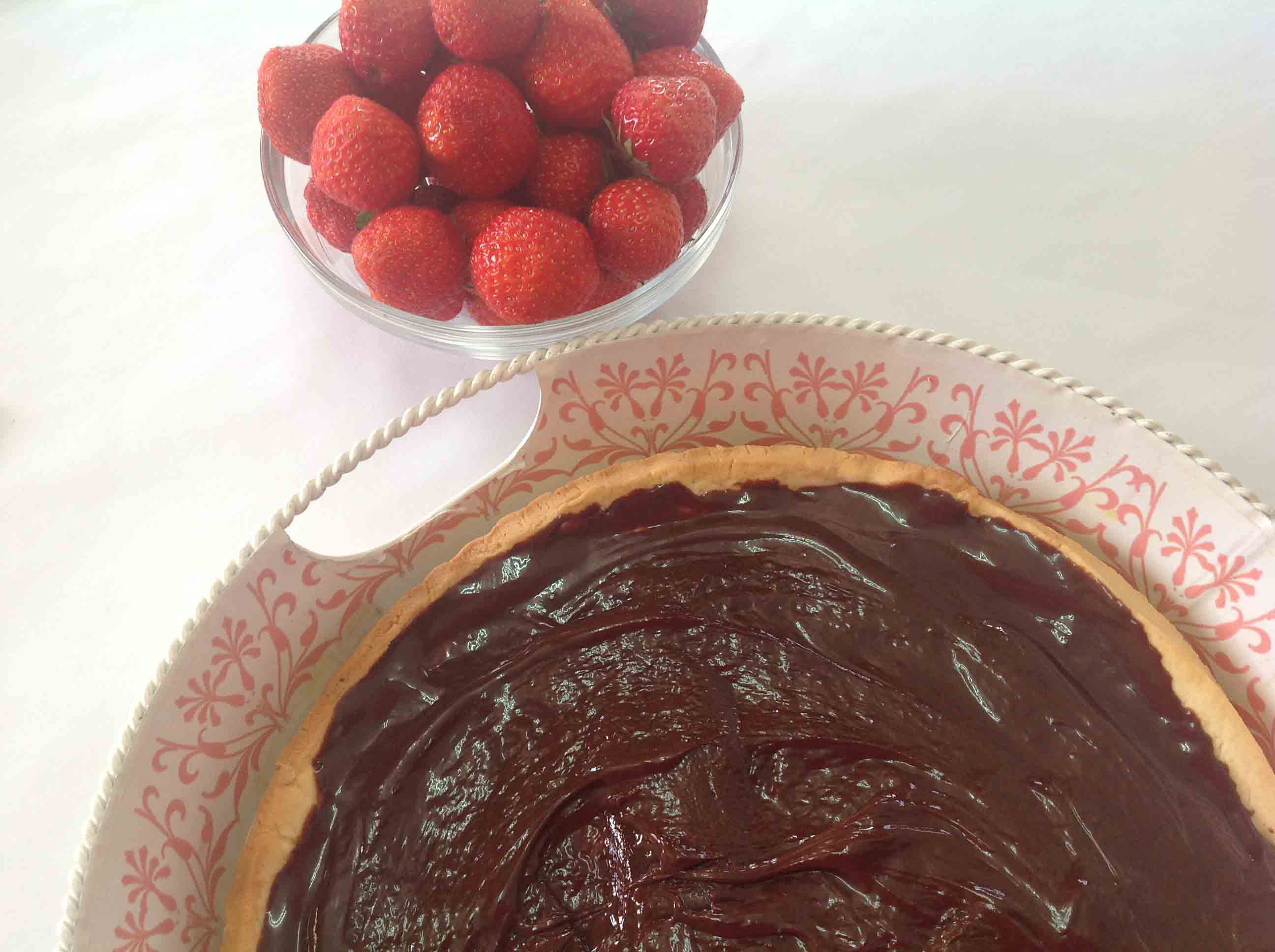 10-Dejar enfriar la tarta para añadir el ganache y las fresas después.