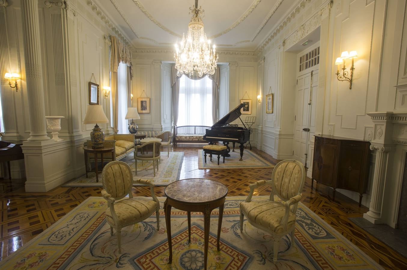 Salón de familia, también conocido como 'Salón del piano'.