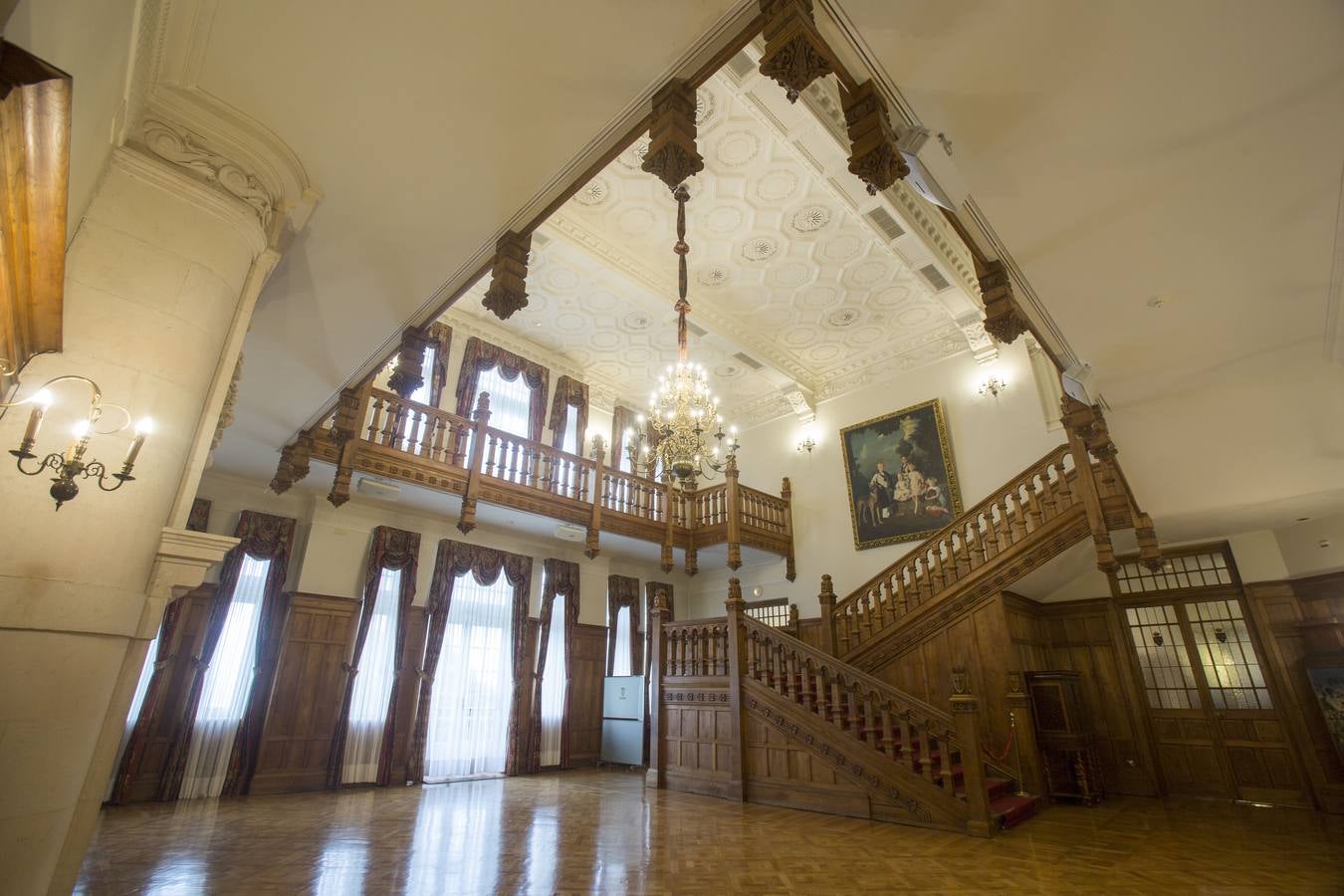 El hall real es una de las estancias más señoriales del Palacio. Mide 152 metros cuadrados y tiene una impresionante escalera de madera de castaño.