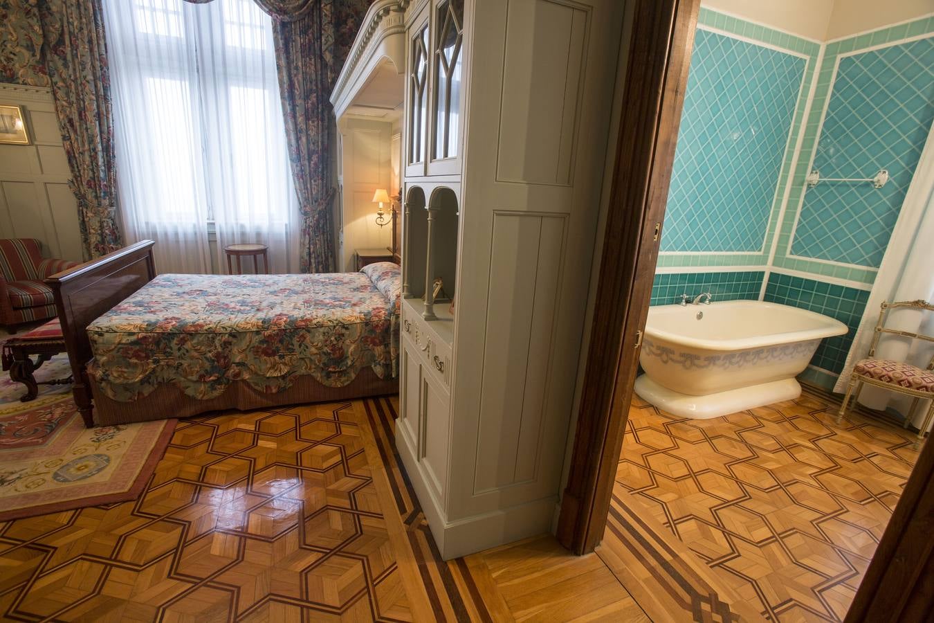 Habitación de la reina con su baño privado. Aquí ha dormido doña Sofía.