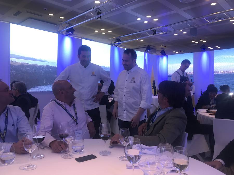 Los cocineros Toni González e Ignacio Solana conversan con algunos de los asistentes al almuerzo. 