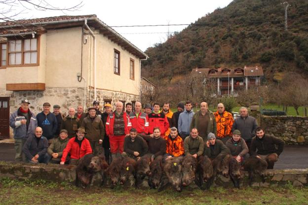 Integrantes de la cuadrilla 31, dirigida por Juan Carlos Gutiérrez, con el cupo logrado en el lote de Onquemada, en Liébana