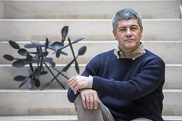 José Luis Vicario posa en el Mupac, donde expone su proyecto, antes de continuar con su periplo internacional. 