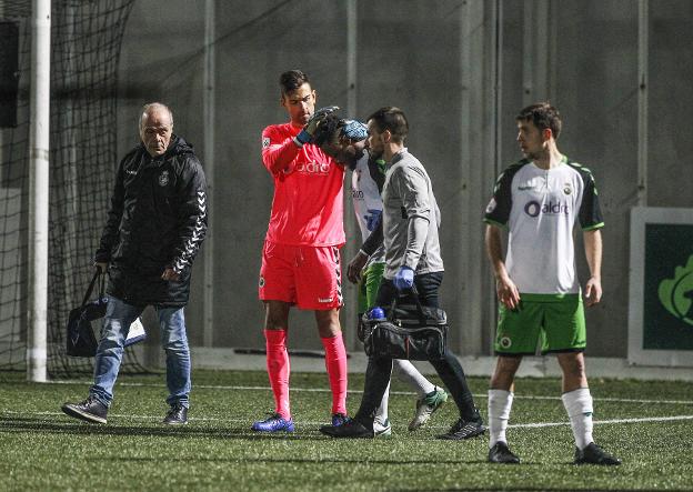 Crespo consuela a Kitoko, que se retira lesionado del campo de Gobela. 