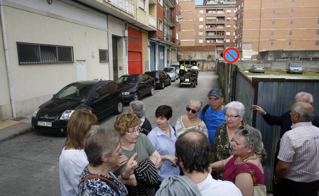 Un grupo de vecinos conversa en torno al tapón urbanístico de Amador de los Ríos. 