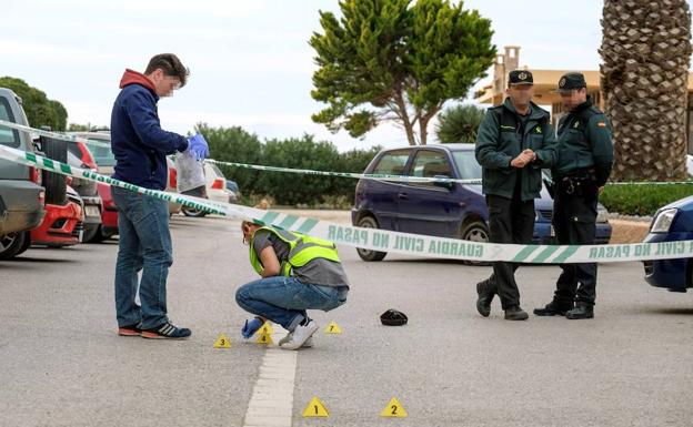 La Guardia Civil recoge muestras en el lugar donde fue apuñalao el hombre, en la localidad ibicenca de Sant Josep