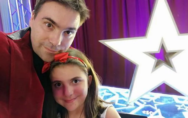 La pequeña artista Mágica Estela posa con su padre, Magic David, en 'Got Talent'.