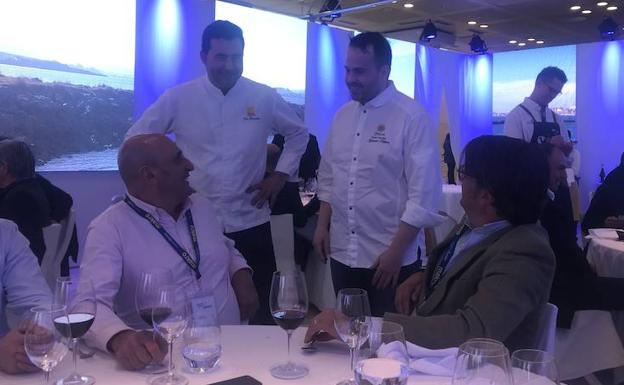 Los cocineros Toni González e Ignacio Solana conversan con algunos de los asistentes al almuerzo.