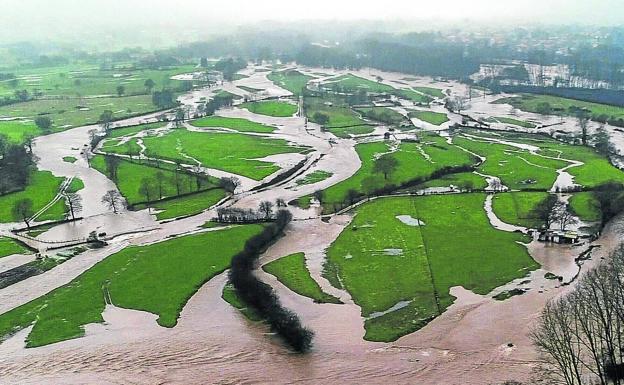 Las inundaciones dejaron en los últimos días imágenes espectaculares como esta del Saja a la altura de Villanueva de la Peña. 