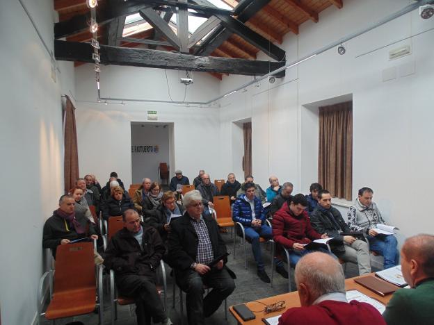 Socios y directivos de Riotuerto, durante la asamblea. 