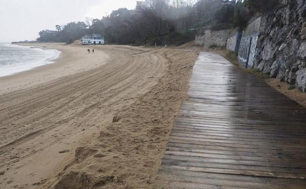 Una imagen de ayer de La Magdalena, con el escalón que se ha formada tras llevarse las mareas una importante cantidad de arena. 