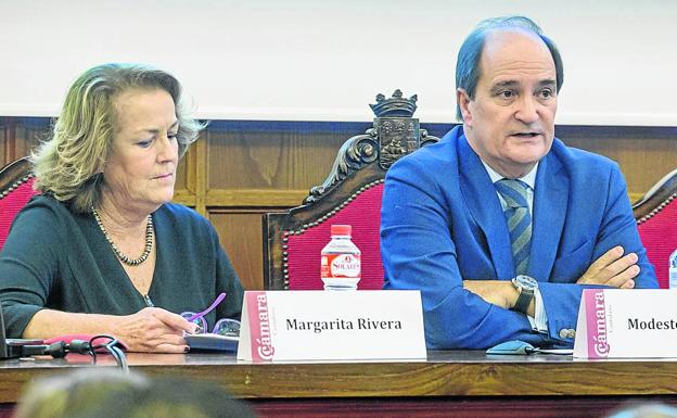 Margarita Rivera y Modesto Piñeiro, ayer durante la inauguración de la jornada en la Cámara de Comercio. 