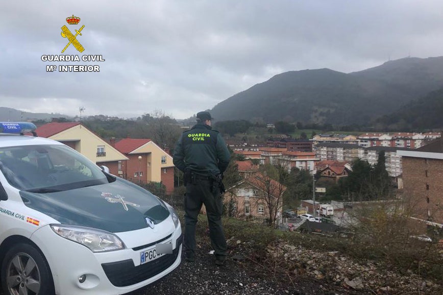 Un guardia civil contempla la localidad de Solares.