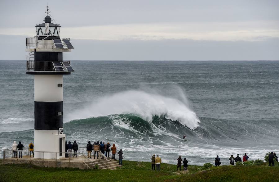 Una veintena de los mejores surfistas de olas grandes del mundo se dieron cita en Ribadeo (Lugo) para cabalgar O Panchorro, la ola de más diez metros que se forma en las inmediaciones de Illa Pancha, en la primera edición del LipChain Illa Pancha Challenge 2019. El espectáculo congregó a numeroso público y suscitó una gran expectación internacional al retransmitirse en directo por internet durante siete horas. La victoria de este campeonato fue para los surfistas brasileños 'Chumbo' y Cosenza.