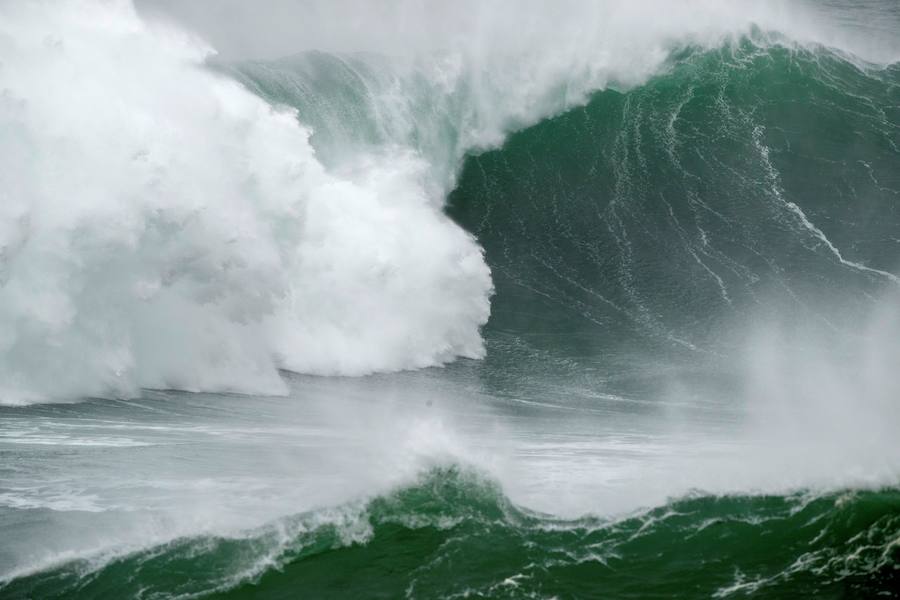 Una veintena de los mejores surfistas de olas grandes del mundo se dieron cita en Ribadeo (Lugo) para cabalgar O Panchorro, la ola de más diez metros que se forma en las inmediaciones de Illa Pancha, en la primera edición del LipChain Illa Pancha Challenge 2019. El espectáculo congregó a numeroso público y suscitó una gran expectación internacional al retransmitirse en directo por internet durante siete horas. La victoria de este campeonato fue para los surfistas brasileños 'Chumbo' y Cosenza.