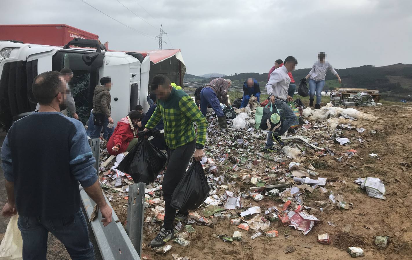 Fotos: Se llevan la comida para perros que se cayó del camión volcado en Zurita