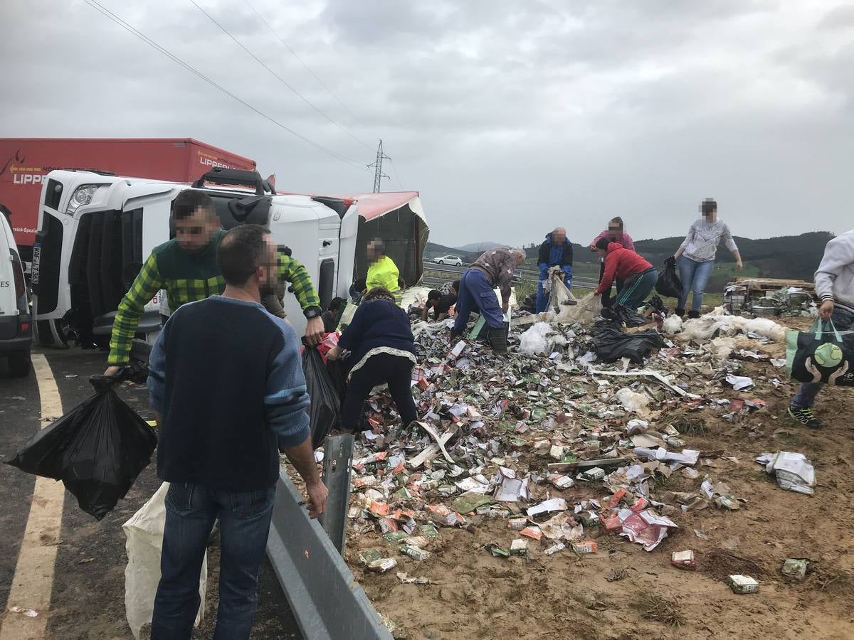 Fotos: Se llevan la comida para perros que se cayó del camión volcado en Zurita