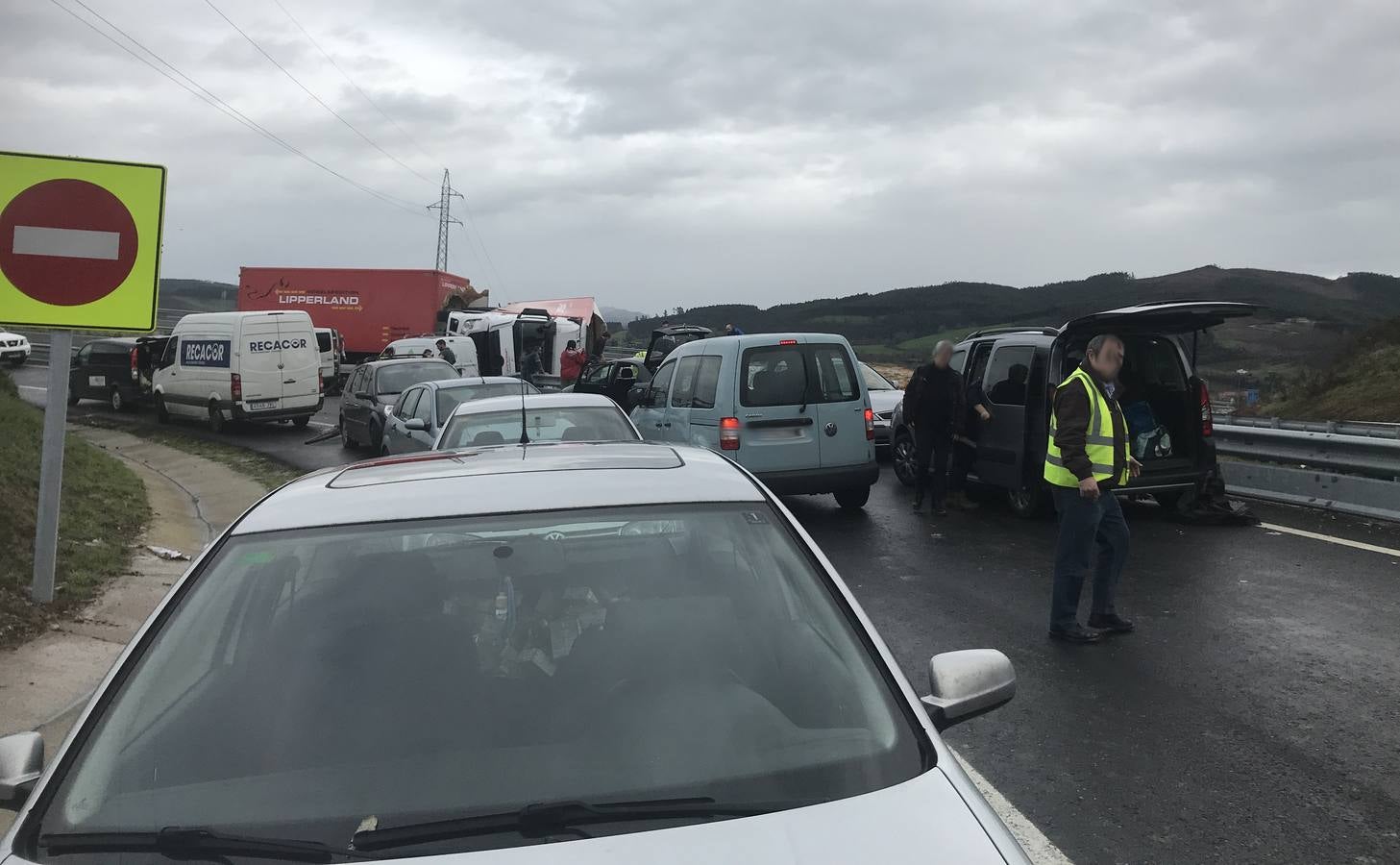 Fotos: Se llevan la comida para perros que se cayó del camión volcado en Zurita