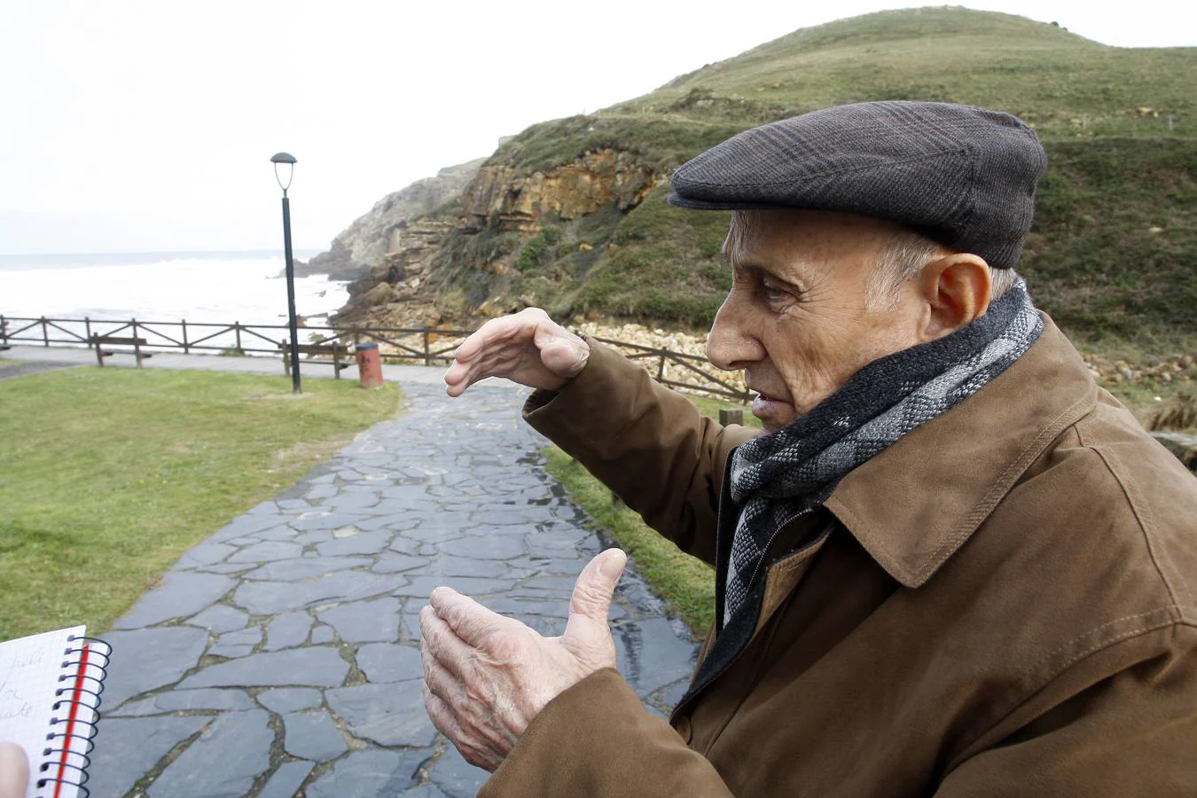 Adriano Fernández es un vecino de Ubiarco de 89 años que recuerda bien a Josefa y a Adolfo, autora y víctima del crimen perpetrado en 1953 en una casa que, hasta que fue demolida en 2006, se erigía frente a la playa de Santa Justa.