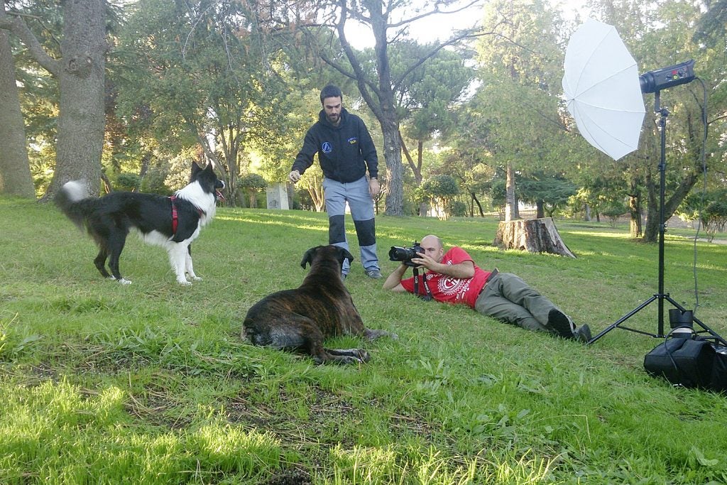 Emilio Cuenca viaja por todo el país realizando sesiones de estudio y en exteriores, donando una parte de los recaudado con su trabajo a protectoras