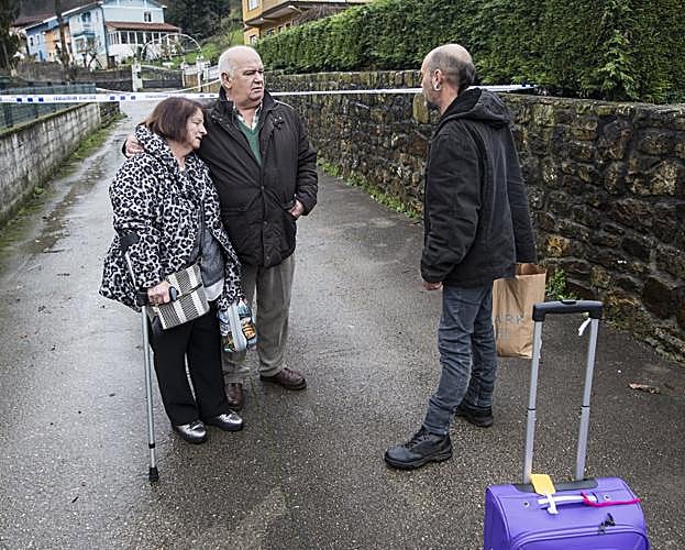  En tensión. El matrimonio formado por Mercedes y José Manuel volvieron ayer al barrio para comprobar el avance de la grieta. En la imagen, con su vecino Carlos.