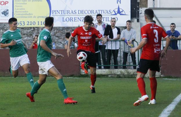 Mier, del Laredo, controla el balón en el partido ante la Cultural. Los pejinos han incorporado a tres jugadores en el mercado invernal. 