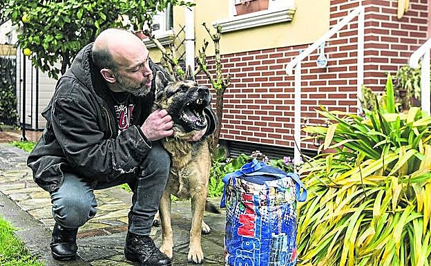 Carlos, uno de los afectados, se ha trasladado a vivir temporalmente junto a sus mascotas a casa de su madre.