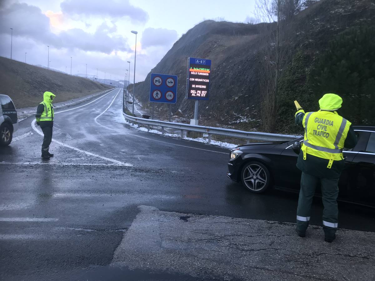 Fotos: Así de complicado ha sido circular por la A-67 esta mañana