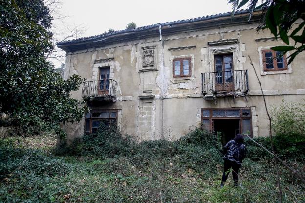 El Palacio de El Somo se encuentra en muy mal estado de conservación y en riesgo de que parte de sus estructuras, como la cubierta, colapsen. 