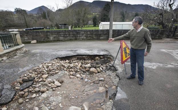 Imagen. Alberto Pedrosa muestra el socavón que hay cerca de su casa