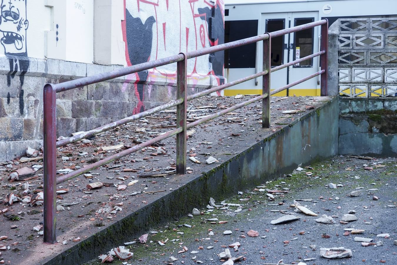 El tejado del edificio se ha visto afectado por el incidente, que no ha dejado heridos pero sí daños materiales.