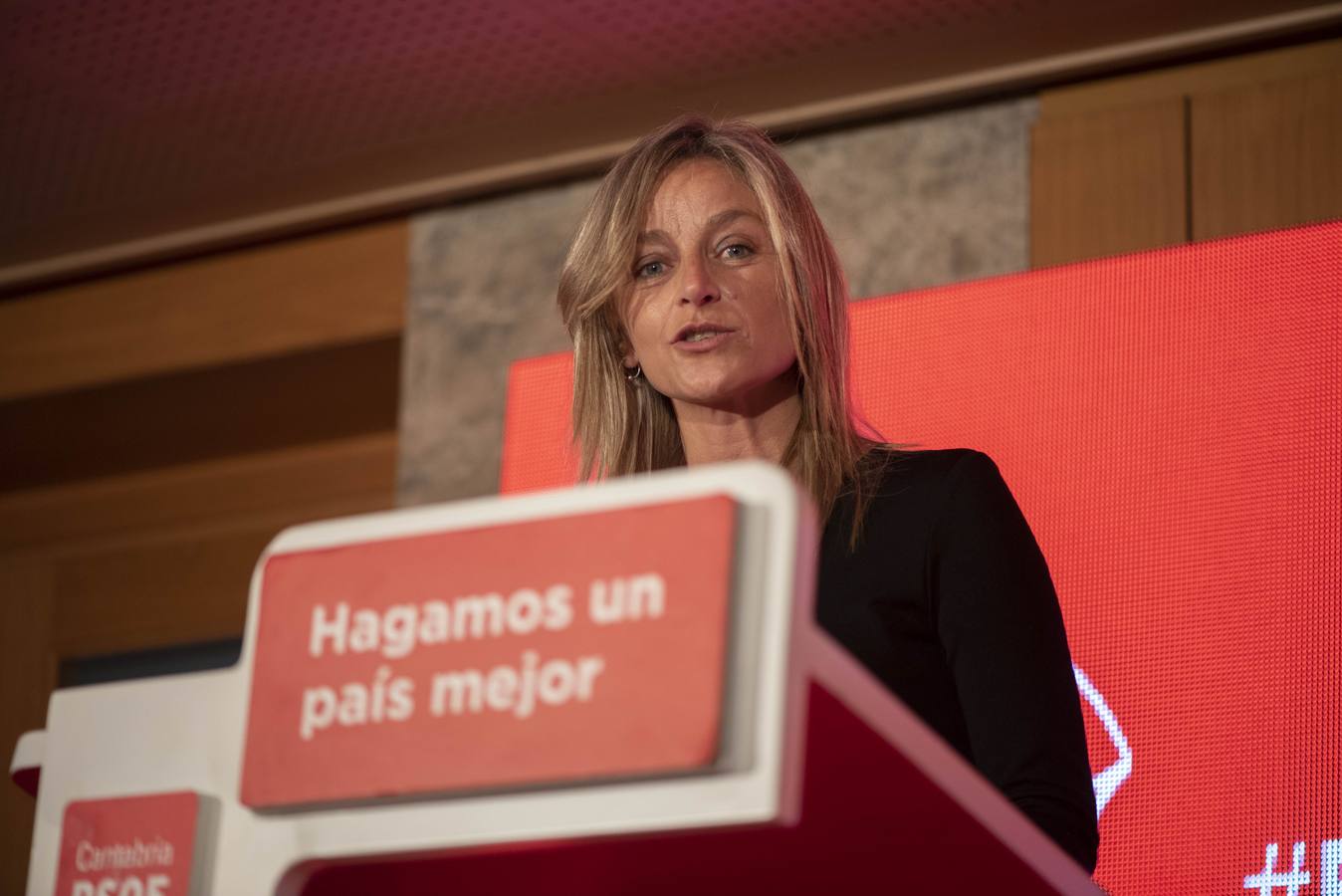 El ministro de Fomento ha acompañado a los candidatos del PSOE a los principales ayuntamiento de Cantabria.