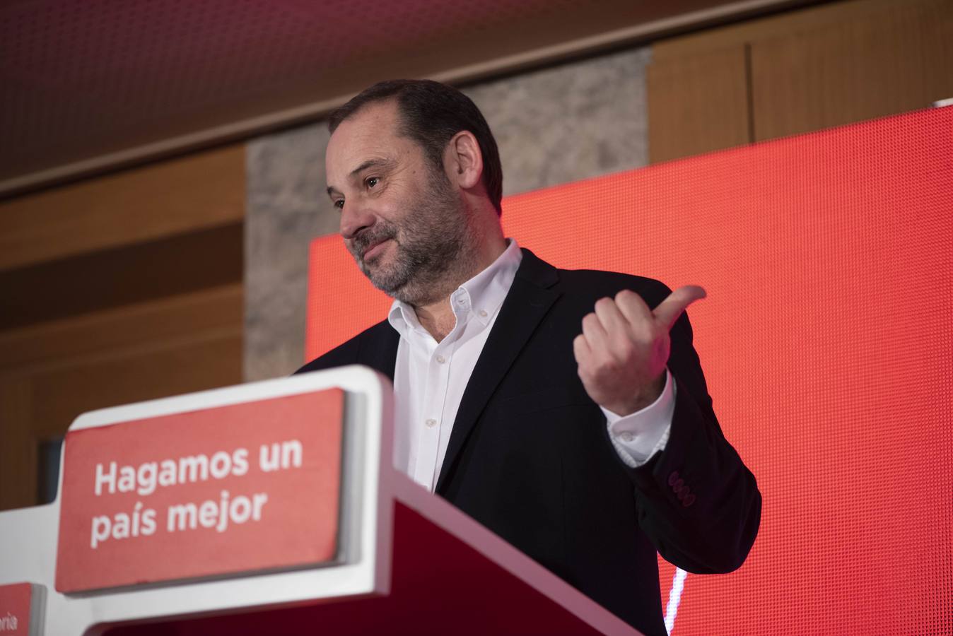 El ministro de Fomento ha acompañado a los candidatos del PSOE a los principales ayuntamiento de Cantabria.