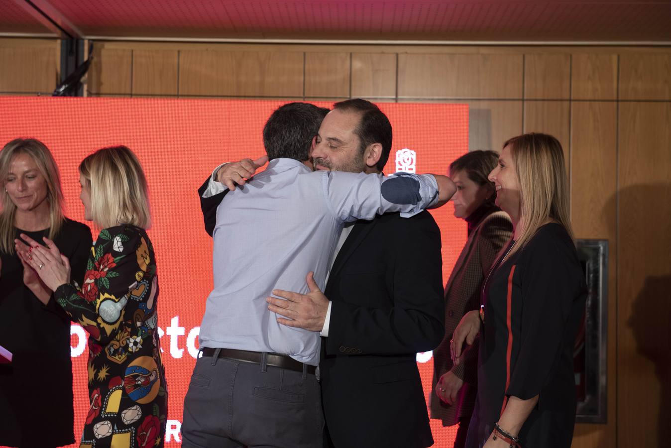 El ministro de Fomento ha acompañado a los candidatos del PSOE a los principales ayuntamiento de Cantabria.