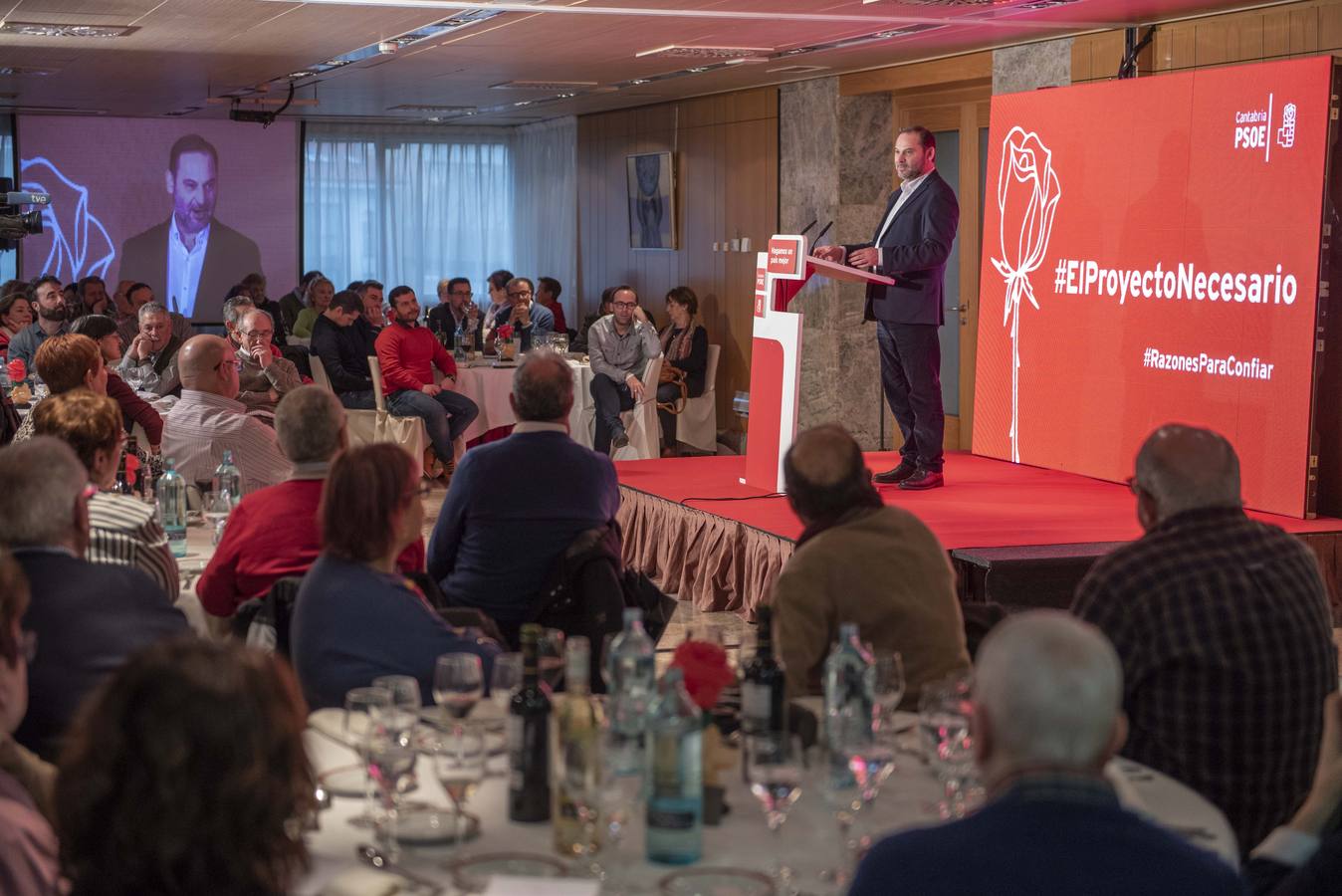 El ministro de Fomento ha acompañado a los candidatos del PSOE a los principales ayuntamiento de Cantabria.