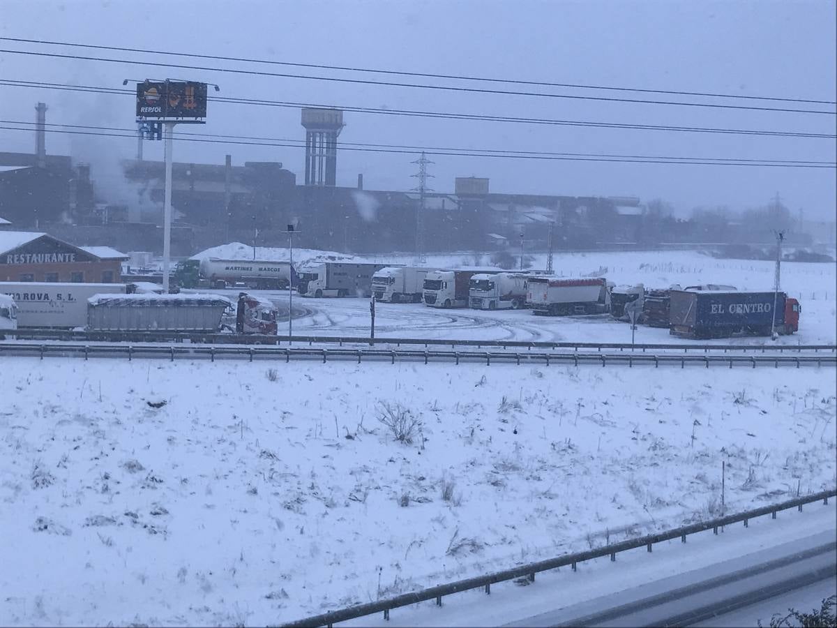 Así ha amanecido este sábado Reinosa, con las calles cubiertas por una espesa capa de nieve