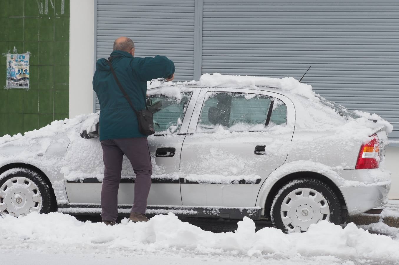 Así ha amanecido este sábado Reinosa, con las calles cubiertas por una espesa capa de nieve