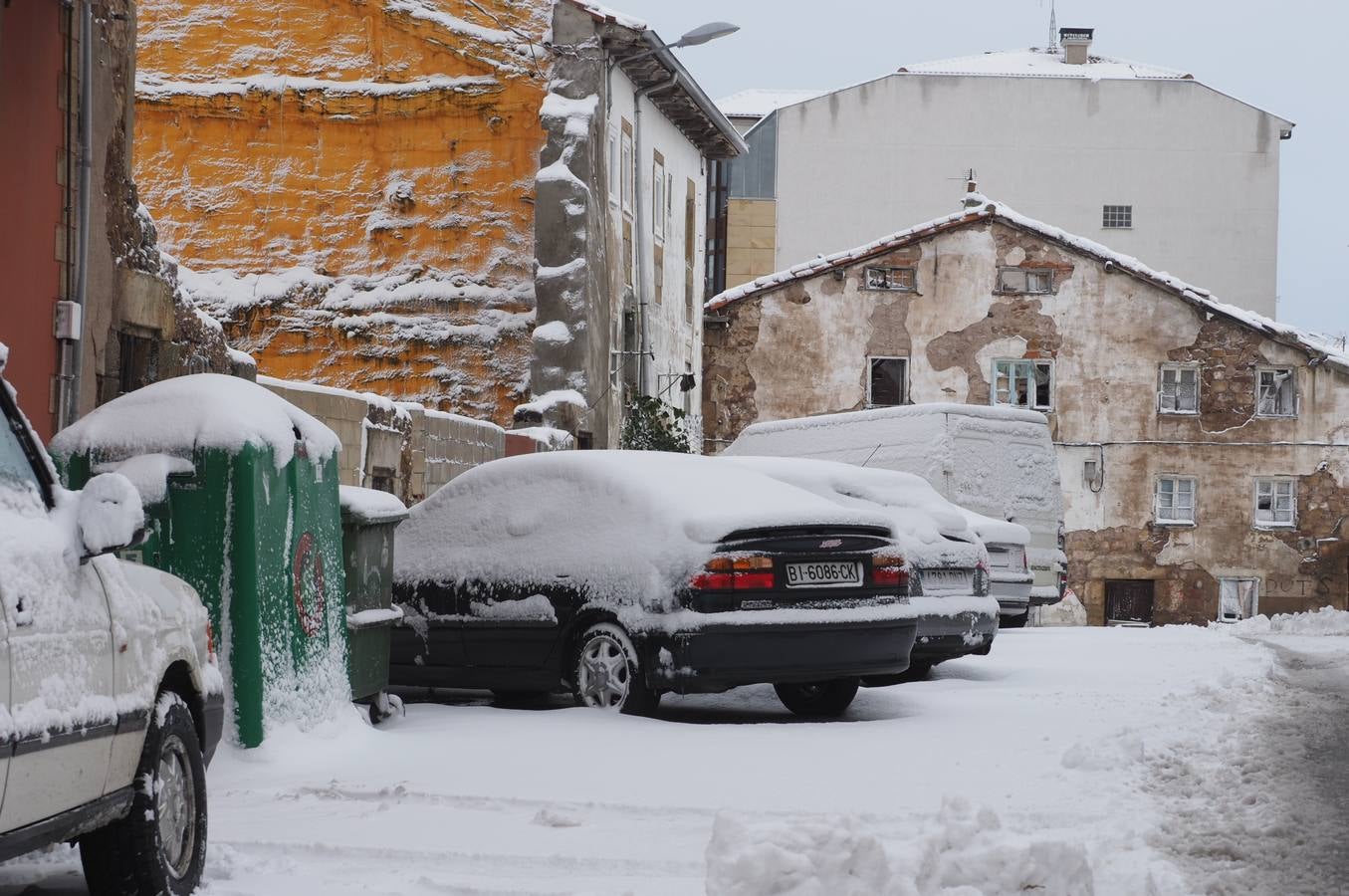 Así ha amanecido este sábado Reinosa, con las calles cubiertas por una espesa capa de nieve