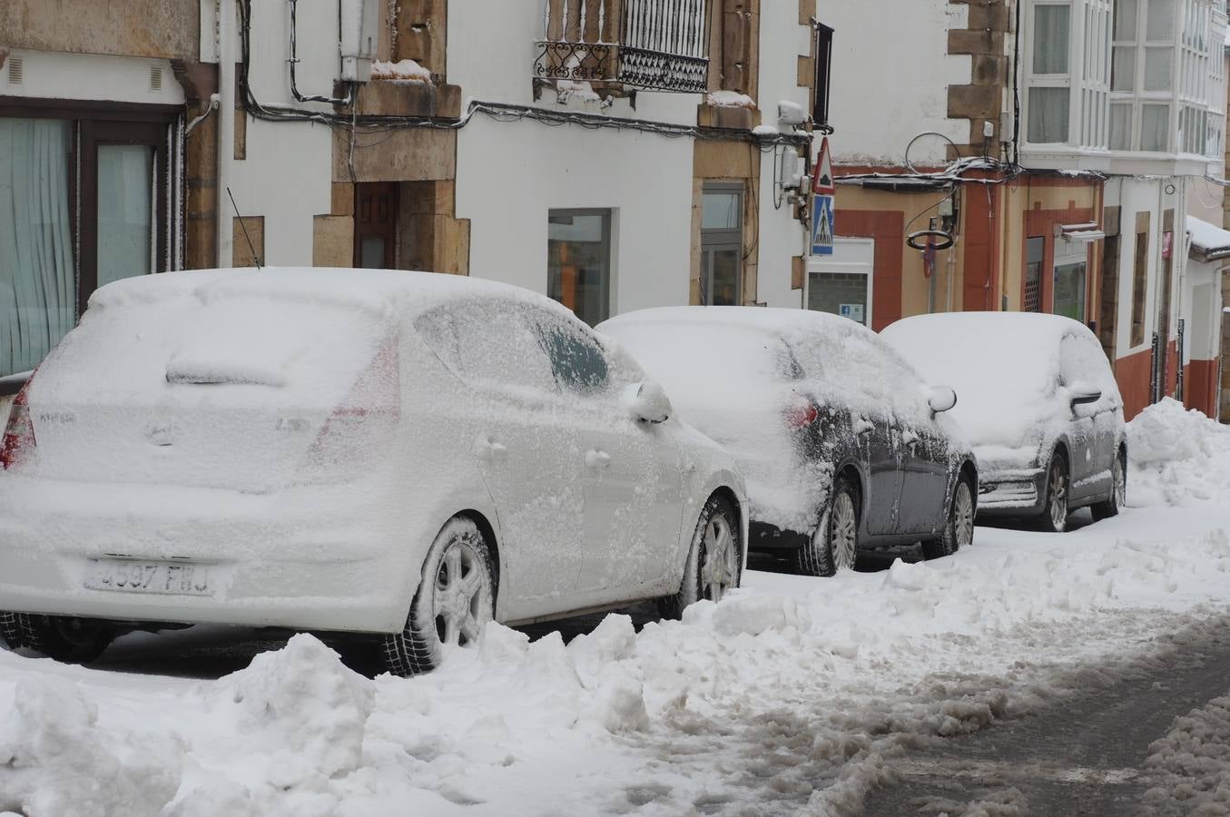 Así ha amanecido este sábado Reinosa, con las calles cubiertas por una espesa capa de nieve