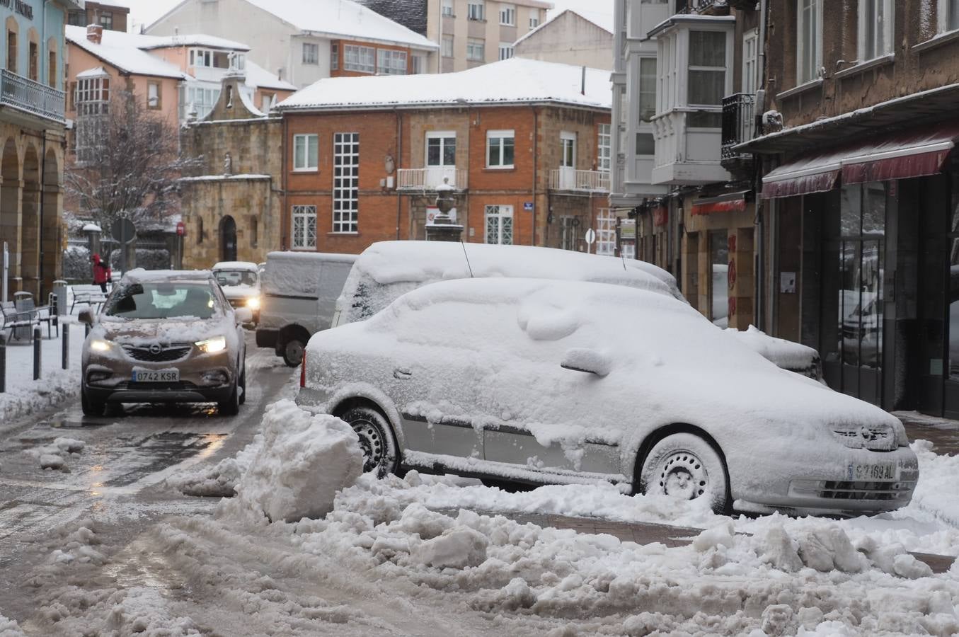 Así ha amanecido este sábado Reinosa, con las calles cubiertas por una espesa capa de nieve