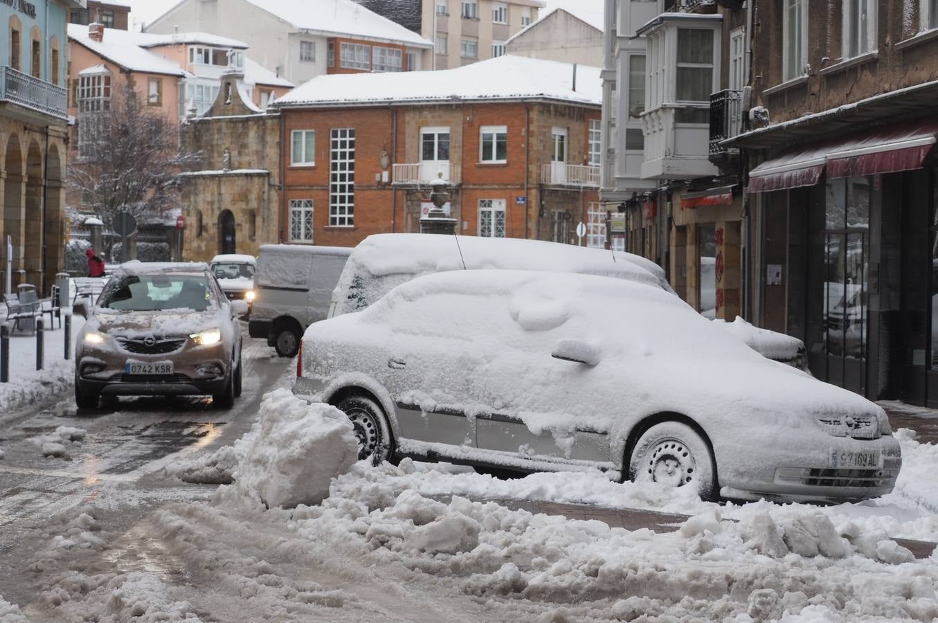 Así ha amanecido este sábado Reinosa, con las calles cubiertas por una espesa capa de nieve